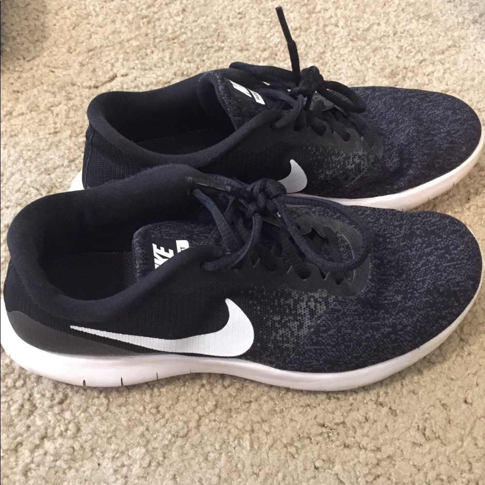 Nike Women’s 8.5 Sneaker (Black/White)